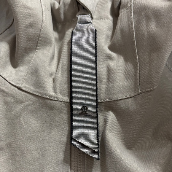 Lululemon rain trenchcoat - Picture 8 of 8